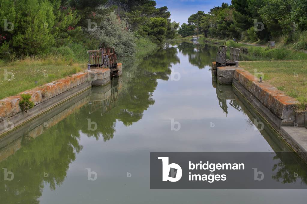 Lock on the Robine canal de la robine, in Saint Lucie