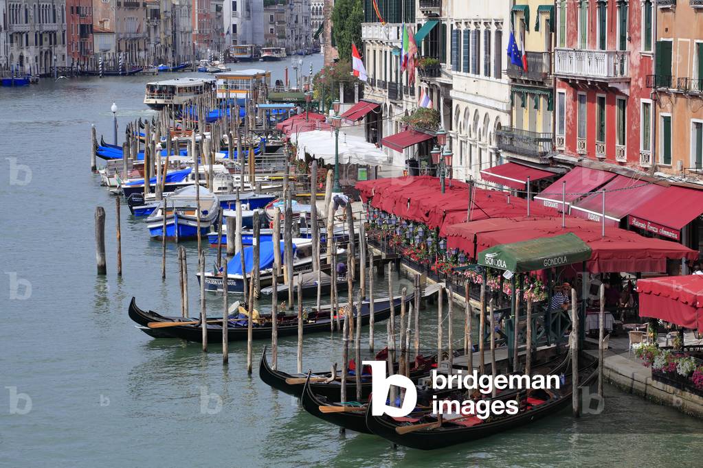 Canals in Venice (photo)
