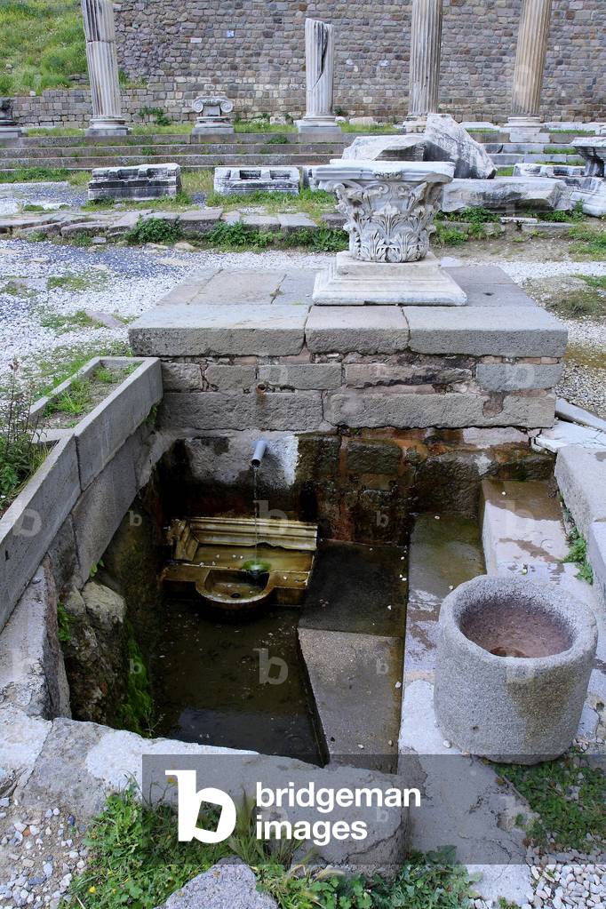 Small thermal pool with access stairs and fountain/Pergamon Asclepieion/Pergamon/Turkey
