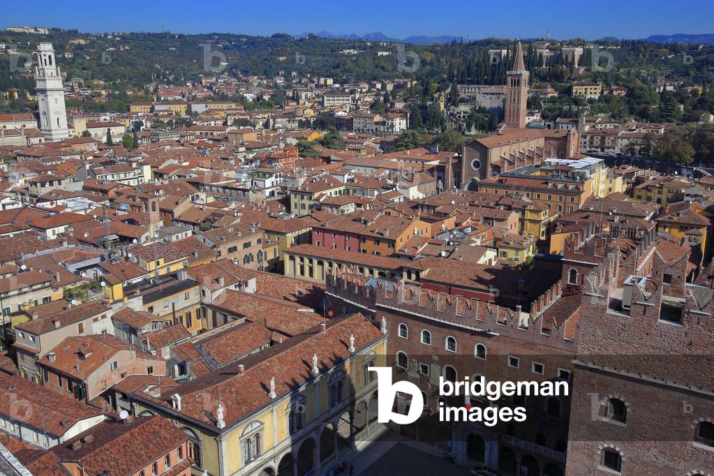 Historical downtown of Verona, Piazza dei Signori (place des seigneurs), Verona, Veneto, Italie. (photo)