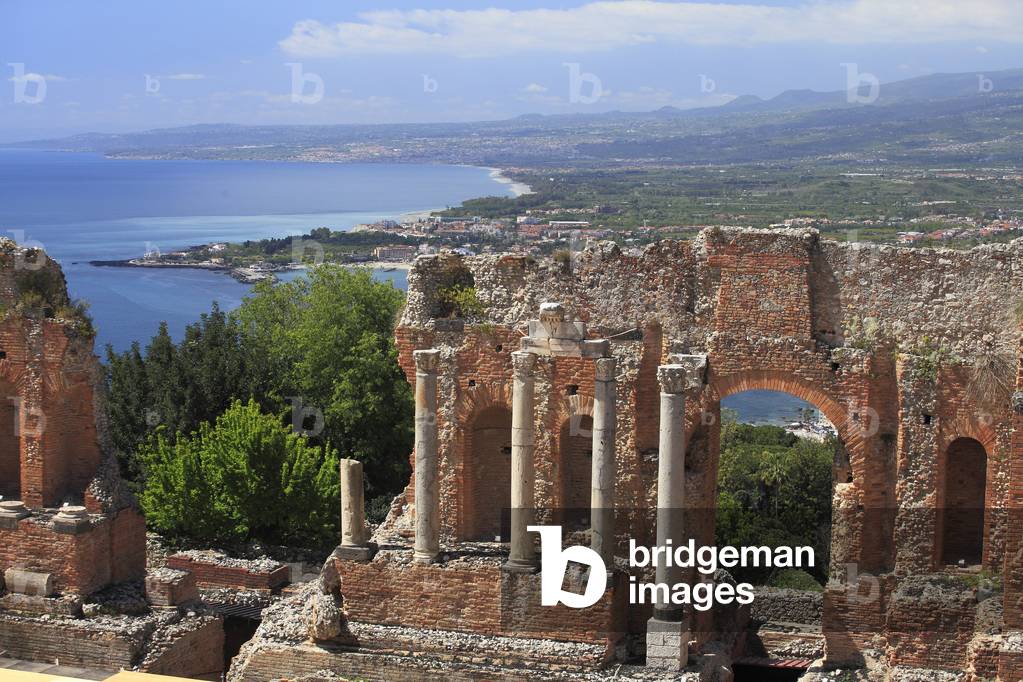 Taormina: Right Scene wall of the theater and Naxos bay, 3rd century BC Sicily - Taormina: Right scene walls of the Greek-Roman theatre and the bay of Naxos, 3rd century BC Sicily