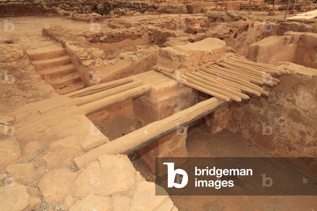 Excavation site of the pillar crypt in the Palace of Malia. Crete, Greece, minoan civilization, 1900-1450 BC.

Crypte Hypostyle du Palais de Malia. Crète, Grèce, Civilisation Minoenne, 1900-1450 av J.-C