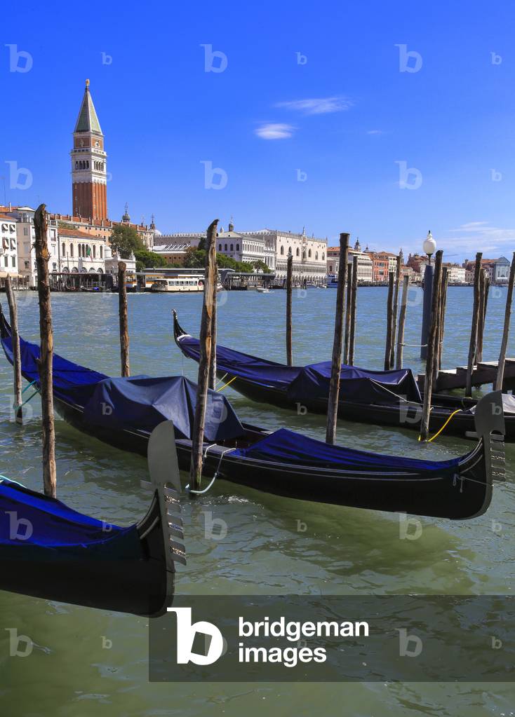 Canals in Venice (photo)