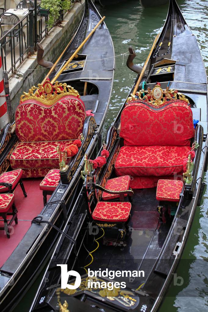 Canals in Venice (photo)
