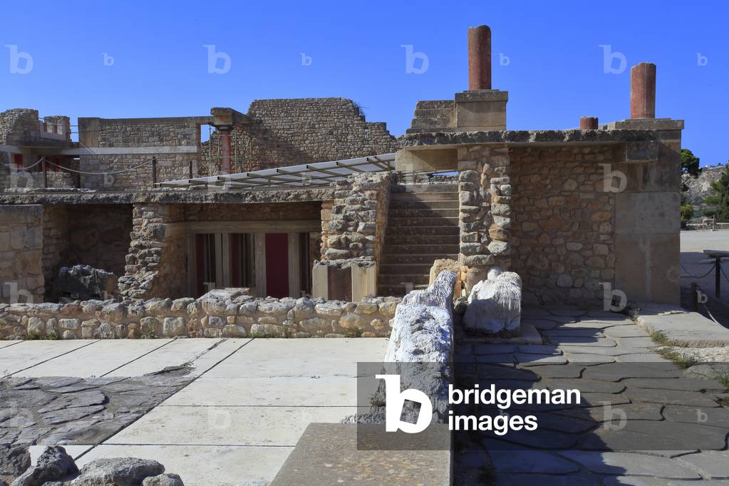 Palace of Knossos. Ruins of the central sanctuary complex. Room of the throne in the background. Knossos, Cnossos,  Crete, Greece. Minoan civilization, Crete, Greece. 1600 - 1450 BC.

Palais de Knossos. Vestiges partiellement reconstitués du complexe du sanctuaire central. Bâtiment de la salla du trône à l'arrière plan. Knossos, Cnossos,  Crete, Grèce, Civilisation Minoenne.  1600 - 1450 av J.-C.