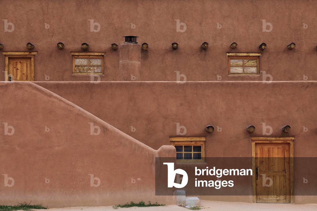 Traditional architecture in adobe - Pueblo still lives in San Ildefonso - Indian Peuble descendant of ancient Anasazi peoples (Ancestral pueblos) who lived in the troglodyte dwellings at Bandelier National Monument - New Mexico, USA (USA)