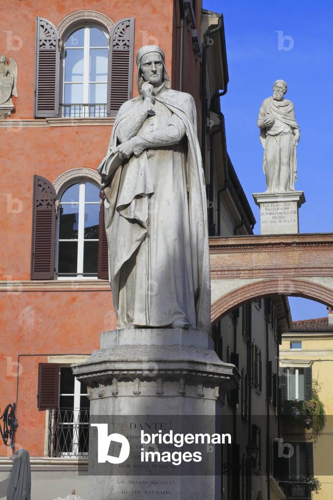 Monument to Dante Alighieri and the arch bearing the statue of Girolamo Fracastoro in the background, Piazza dei signori, Verona, Veneto, Italy, 2019 (photo)
