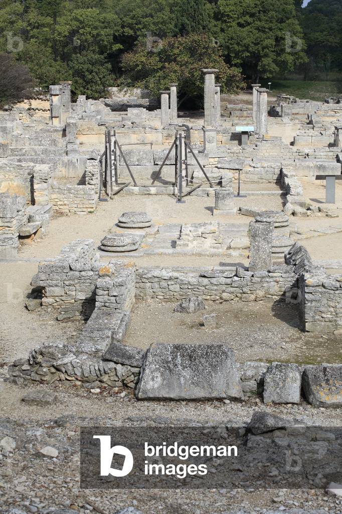 Archeological site of Glanum, Provence, France. 1st Century BC - 2nd Century AD.  view over the House of Attis, built during the 2nd century BC, and inhabited for five centuries. During the roman period, It was used as the residence for the priests of Attis

 Ier siècle av JC - IIe siècle après J.-C. Vestiges de la Rome antique dans la Gaule narbonnaise. Site archéologique de Glanum, région de provence, St- Rémy de Provence, France.Vue sur la Maison d'Atys bâtit au IIè siècle Av J.-C et occupée durant cinq Siècles. Occupée par les prêtres du culte d'Atys pendant la périodes romaine.