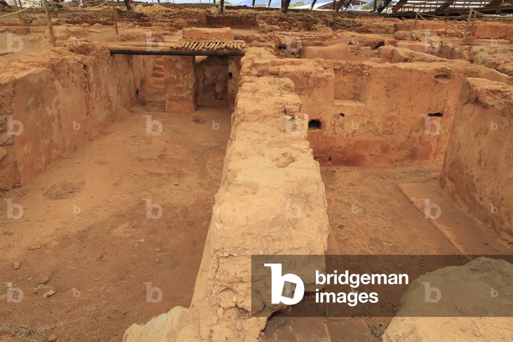 Excavation site of the pillar crypt in the Palace of Malia. Crete, Greece, minoan civilization, 1900-1450 BC.

Crypte Hypostyle du Palais de Malia. Crète, Grèce, Civilisation Minoenne, 1900-1450 av J.-C