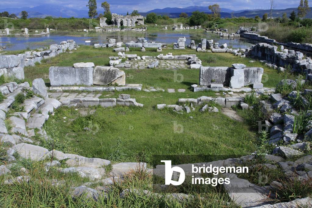 Bouleuterion, 2nd saw BC/Square on the sacred road (covered by the waters) in the background with the monumental fountain (Nymphee)/Millet (Milet)/Turkey