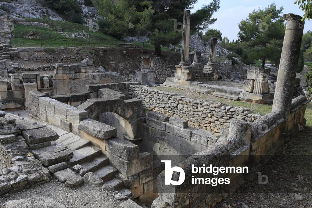 Archeological site of Glanum. The sacred spring. Monument around the sacred spring were built in the 2nd century BC.  Provence, France. 1st Century BC - 2nd Century AD.

Site archéologique de Glanum. La source sacrée. La source sacrée fut monumentalisée au IIe siècle Avant J.-C. Région de provence, St- Rémy de Provence, France.