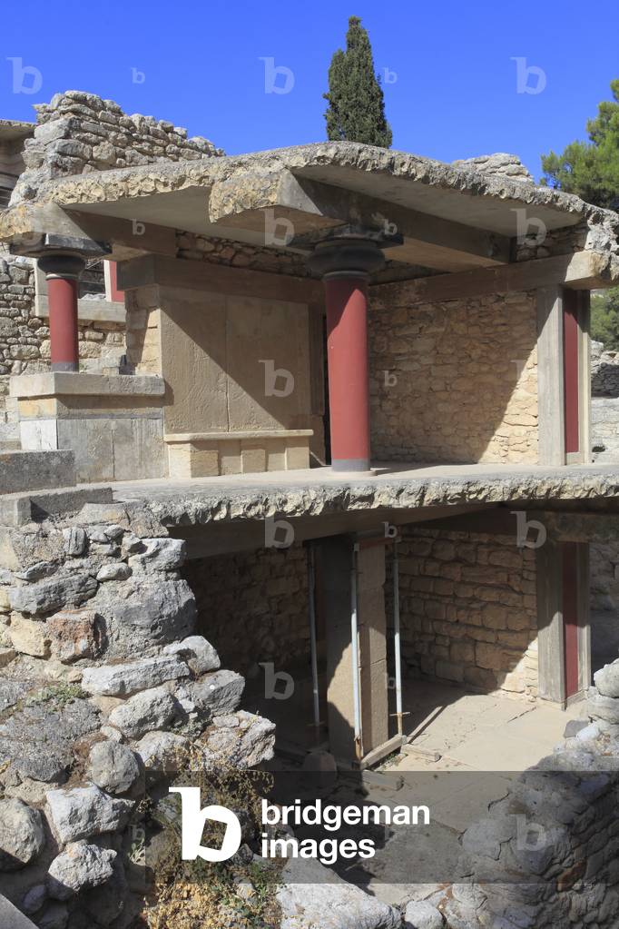 Partie sud du Palais de Knossos Maison restaurée.  Knossos, Cnossos, Crete, Grèce, Civilisation Minoenne.  1600 - 1450 av J.-C.

South house : reconstructed house at the South entrance of the palace of Cnossos. Crete, Greece. Minoan civilization. 1600 - 1450 BC.