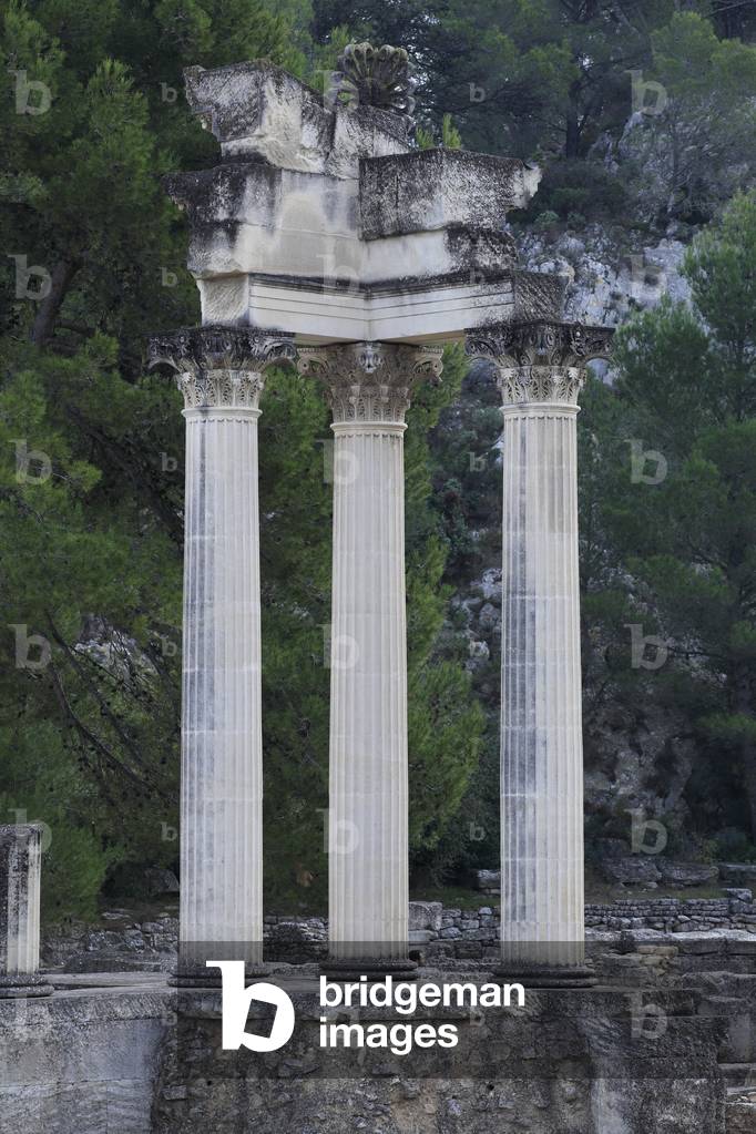Les temples géminés: deux temples édifiés en l'honneur de la famille impériale. Le plus petit des deux fut patièlement  restauré. Site archéologique de Glanum. Région de provence, St- Rémy de Provence, France.

The twin Temples, built in honour of the Emperor's family. The smaller of the two has been partially restored. Archeological site of Glanum.  Provence, France. 1st Century BC - 2nd Century AD.