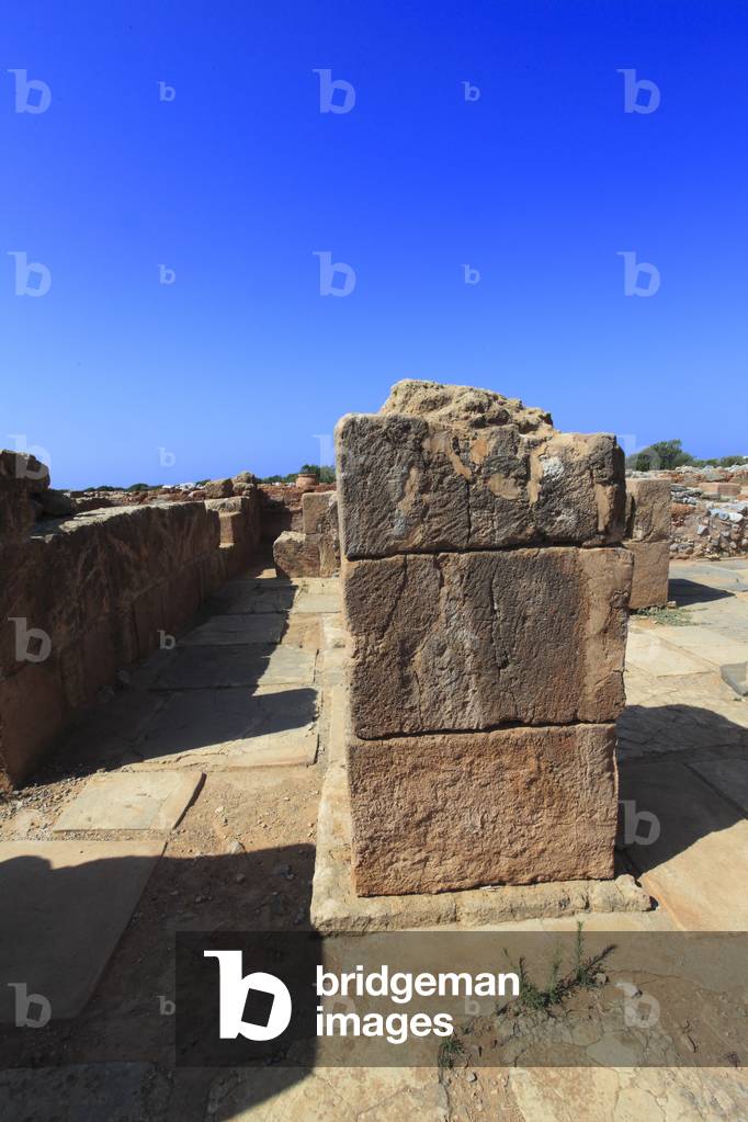Palace of Malia. Pillar crypt used for religious ceremonies, preceeding another room used for audiences. Crète, Greece, Minoan Civilization, 1900-1450 BC

Palais de Malia. Crypt à deux pilliers ayant servi de ceremonies religieuses, précédée d'une salle d'audiences. Crète, Grèce, Civilisation Minoenne, 1900-1450 av J.-C