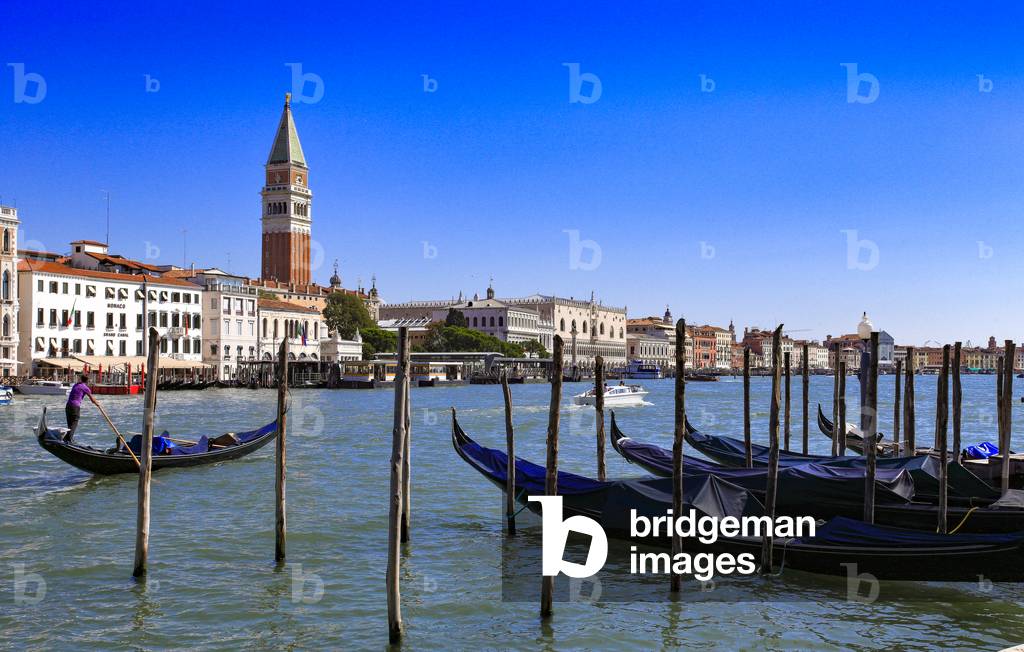 Canals in Venice (photo)
