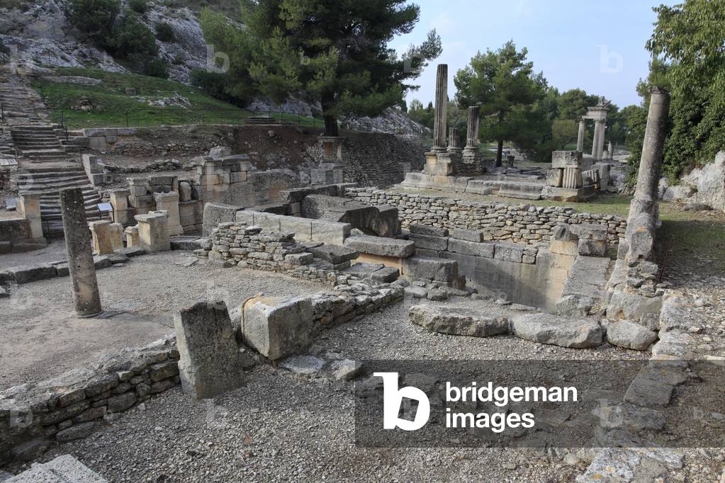 Archeological site of Glanum. The sacred spring and Hercules shrine. Monument around the sacred spring were built in the 2nd century BC.; Provence; France. 1st Century BC - 2nd Century AD

Site archéologique de Glanum. La source sacrée et sanctuaire d'hercules. La source sacrée fut monumentalisée au IIe siècle Avant J.-C. Région de provence; St- Rémy de Provence; France.