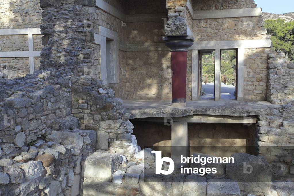 Propylée sud du Palais de Knossos où se trouve une copie de la fresque reconstituée des porteurs de rythons. Knossos, Cnossos, Crete, Grèce, Civilisation Minoenne.  1600 - 1450 av J.-C.

South Propylaeum of the palace of Cnossos where a copy of the 