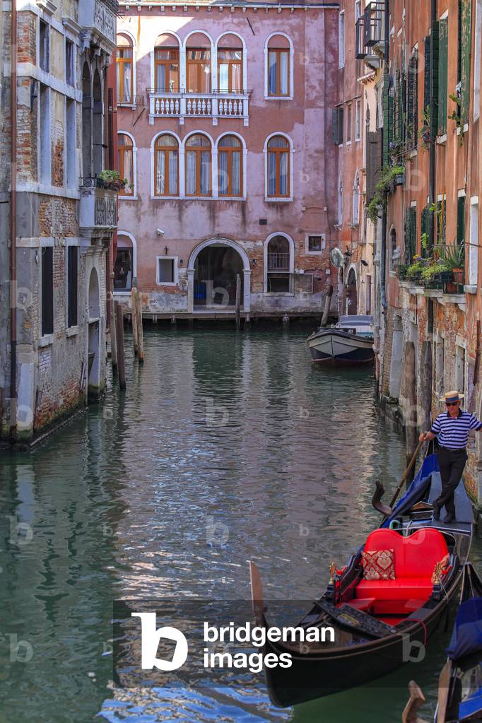 Canals in Venice (photo)