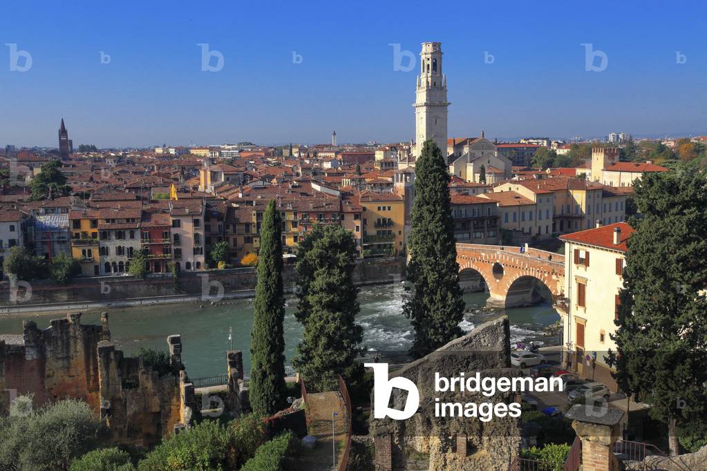 View over the Historic town of verona from the theatre. (photo)