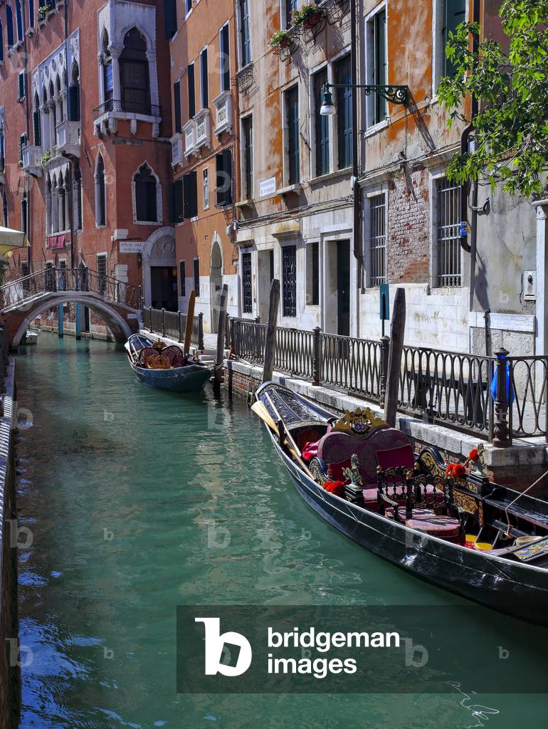Canals in Venice (photo)