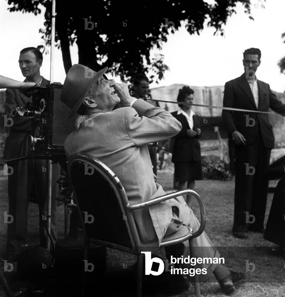 The director Jacques Feyder (1885-1948) at the zoo of Vincennes on the set of the film “Macadam”, 1946 (b/w photo)