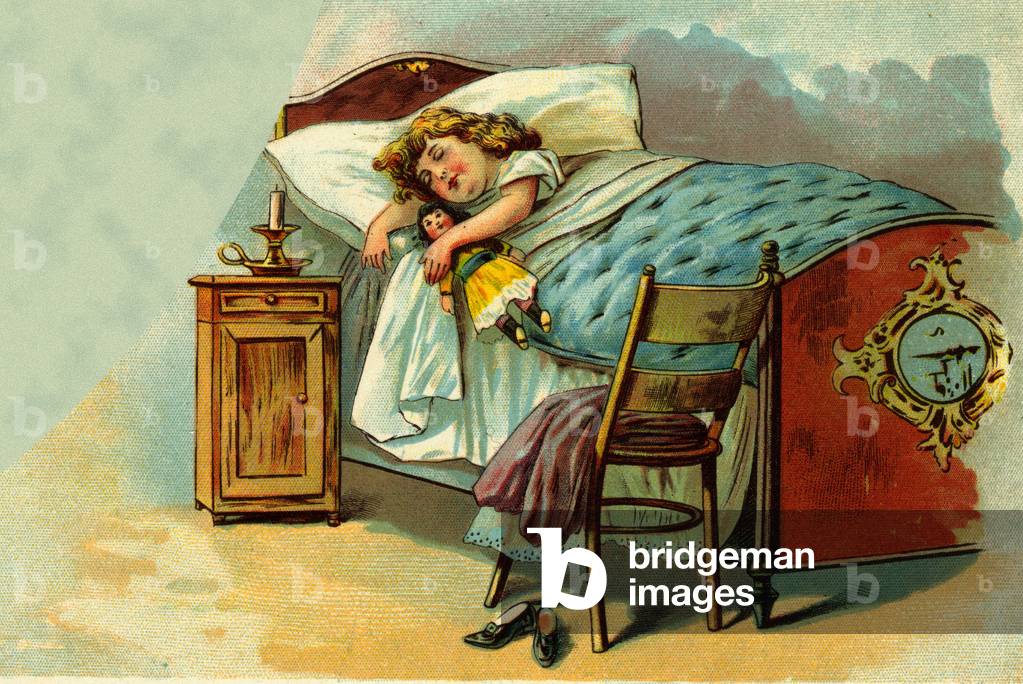 "Una bambina assonnata abbraccia la sua bambola tra le braccia. Tavola illustrata dell'inizio del XX secolo." 