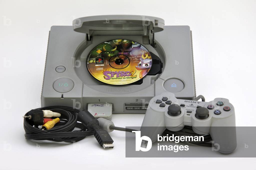 "Modele original de la console Playstation Sony de 2000 Foto Patrizia Piccini" 2015