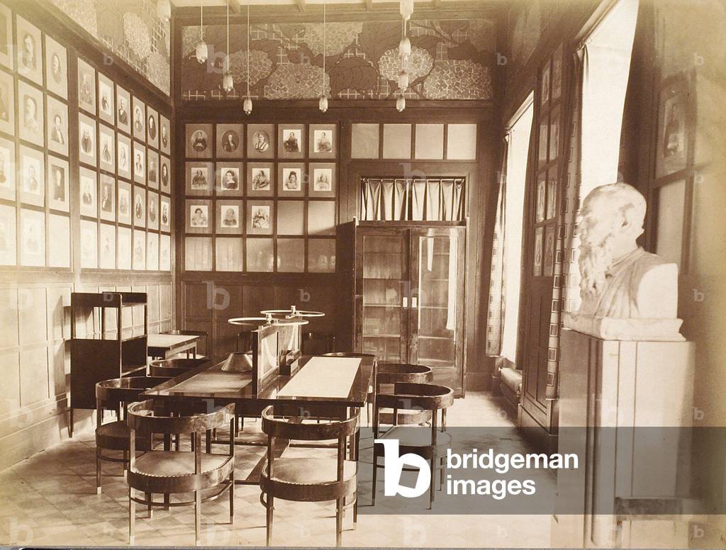 Immagine di Fotografia "La Casa dell'Associazione delle Lettere e delle Arti. Room Literature" 1900, b/w