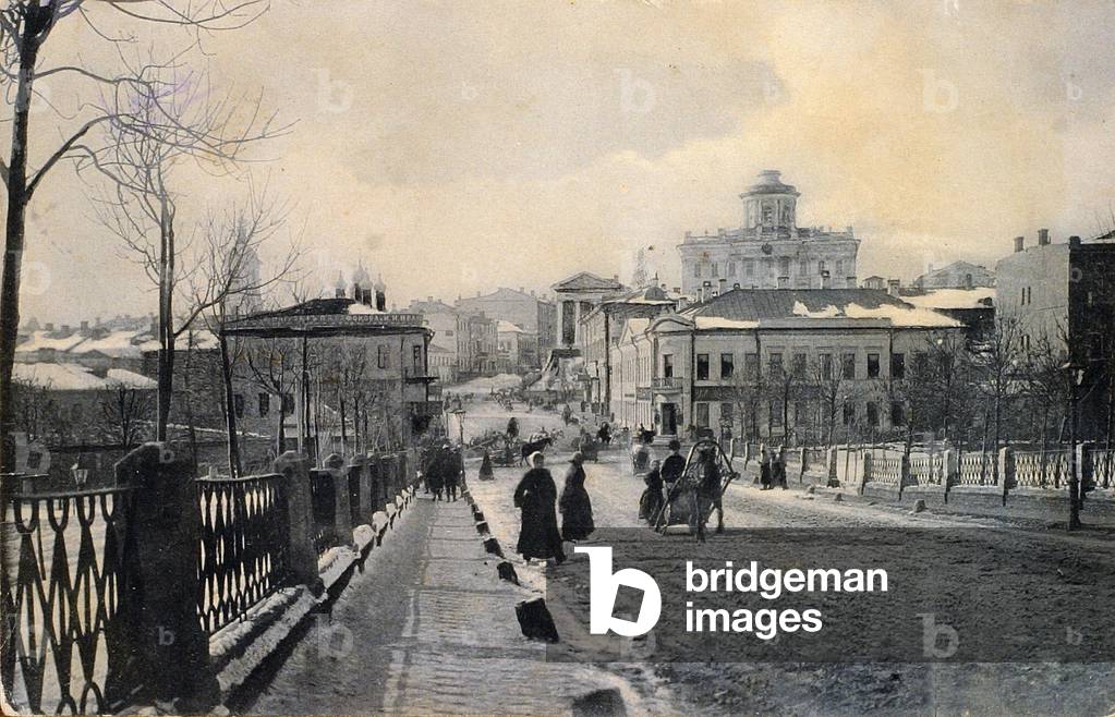 MOSCOW IN WINTER. View of the Znamek Street, 20th century (photograph)