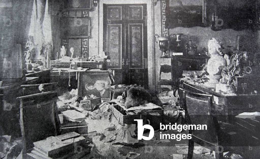 The Demoli office of Tsar Nicolas II in the winter palace, Saint Petersburg, 1917 (photo)
