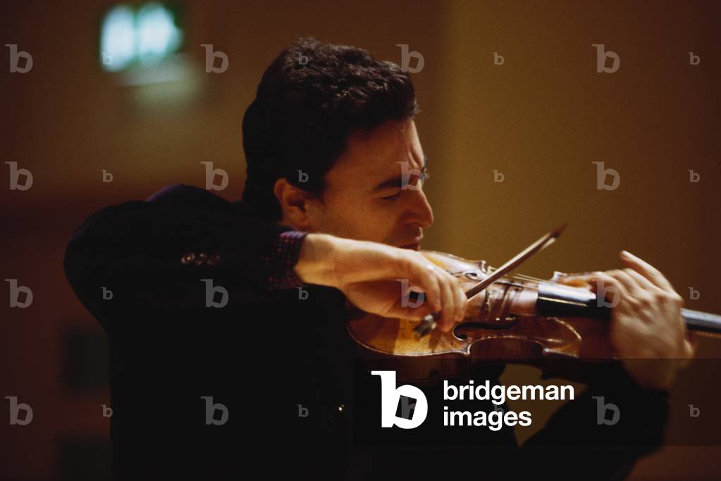 Maxim Vengerov - portrait of the Russian violinist playing the violin during a masterclass at St Pauls' School, London, 28 January 2002