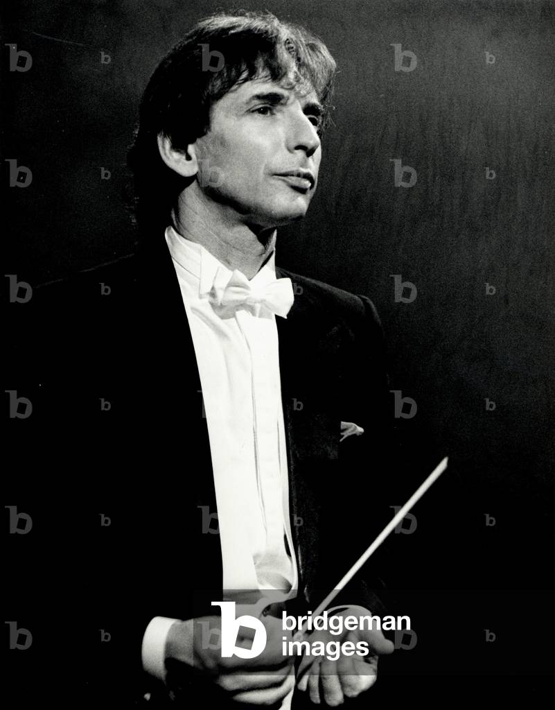 Thomas, Michael Tilson conducting with baton in concert dress, 1991