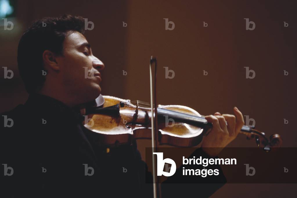 Maxim Vengerov - portrait of the Russian violinist playing the violin during a masterclass at St Pauls' School, London, 28 January 2002