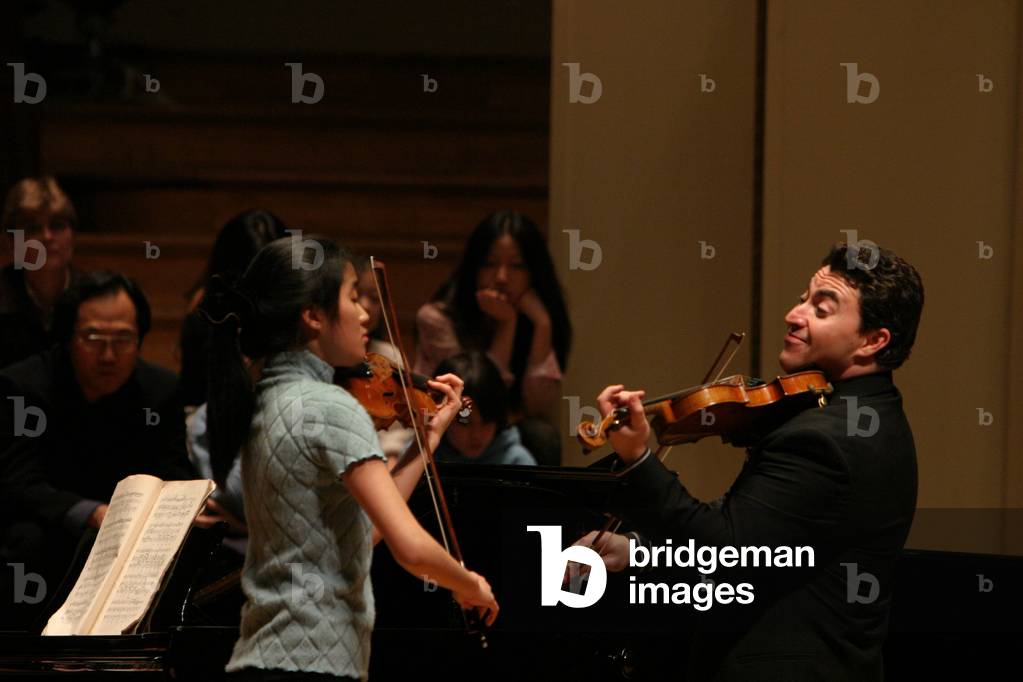 Maxim Vengerov playing violin with student during his masterclass, Duke's Hall, Royal Academy of Music, London, 1 April 2004