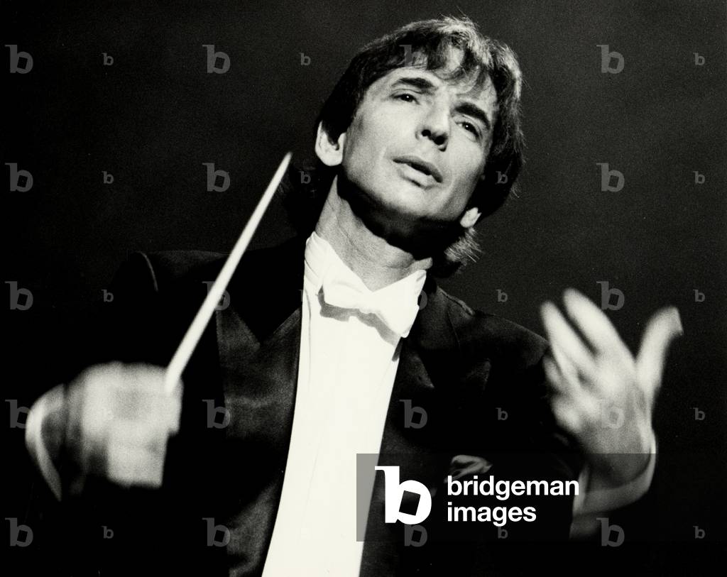 Michael Tilson Thomas conducting with baton in concert dress, 1991