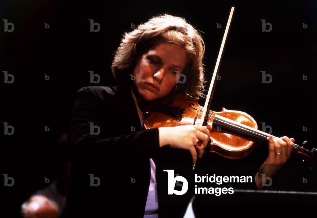 KEULEN, Isabelle van playing violin with the BBC Scottish SO