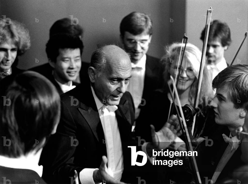 Georg Solti surrounded by members of the Schleswig Holstein Festival Orchestra, 1990