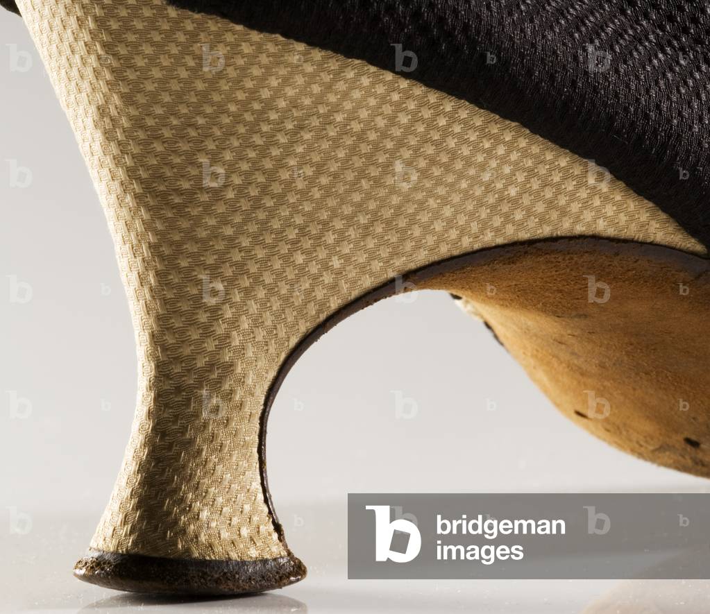 Curved high heel, c.1785 (woven silk fabric)