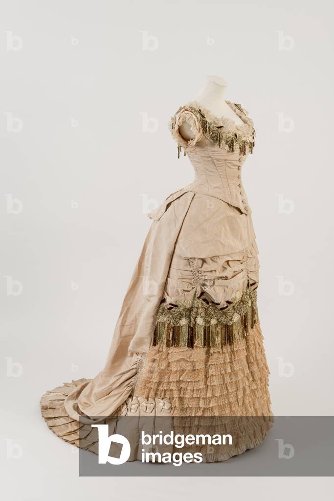 Evening dress of dark cream ribbed silk, 1876 (silk)