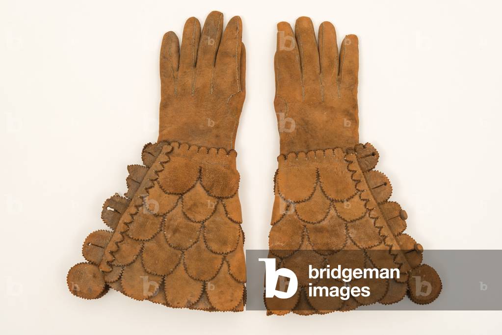 Men's armoured gloves, c.1600-50 (heavy buff leather)