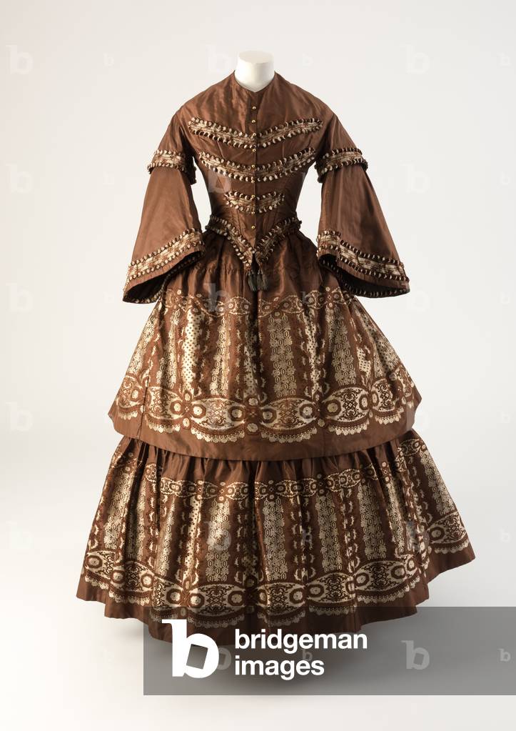 Brown and cream silk dress with flounces woven à disposition, 1850s (silk)