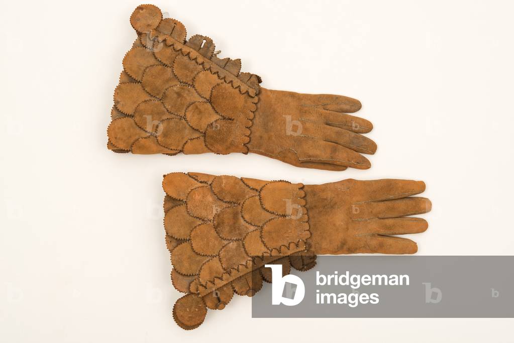 Men's armoured gloves, c.1600-50 (heavy buff leather)