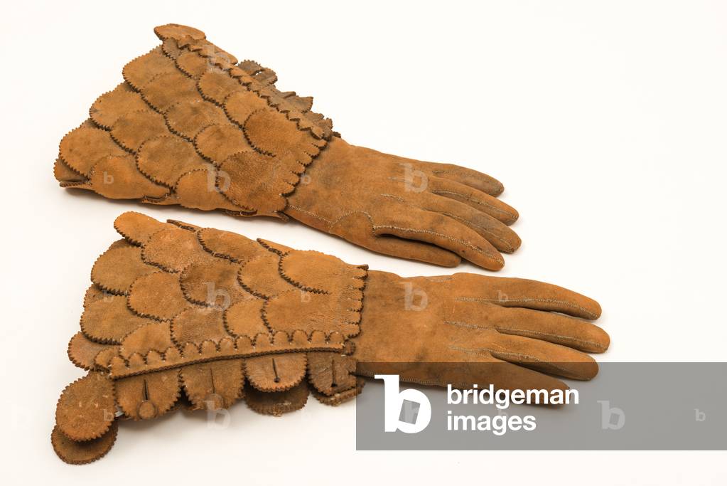 Men's armoured gloves, c.1600-50 (heavy buff leather)