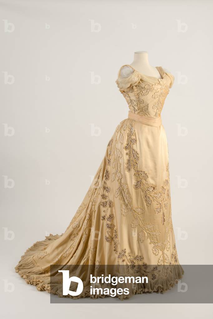 Evening dress with chenille embroidery, worn by Lady Curzon, Vicereine of India, c.1903 (silk)