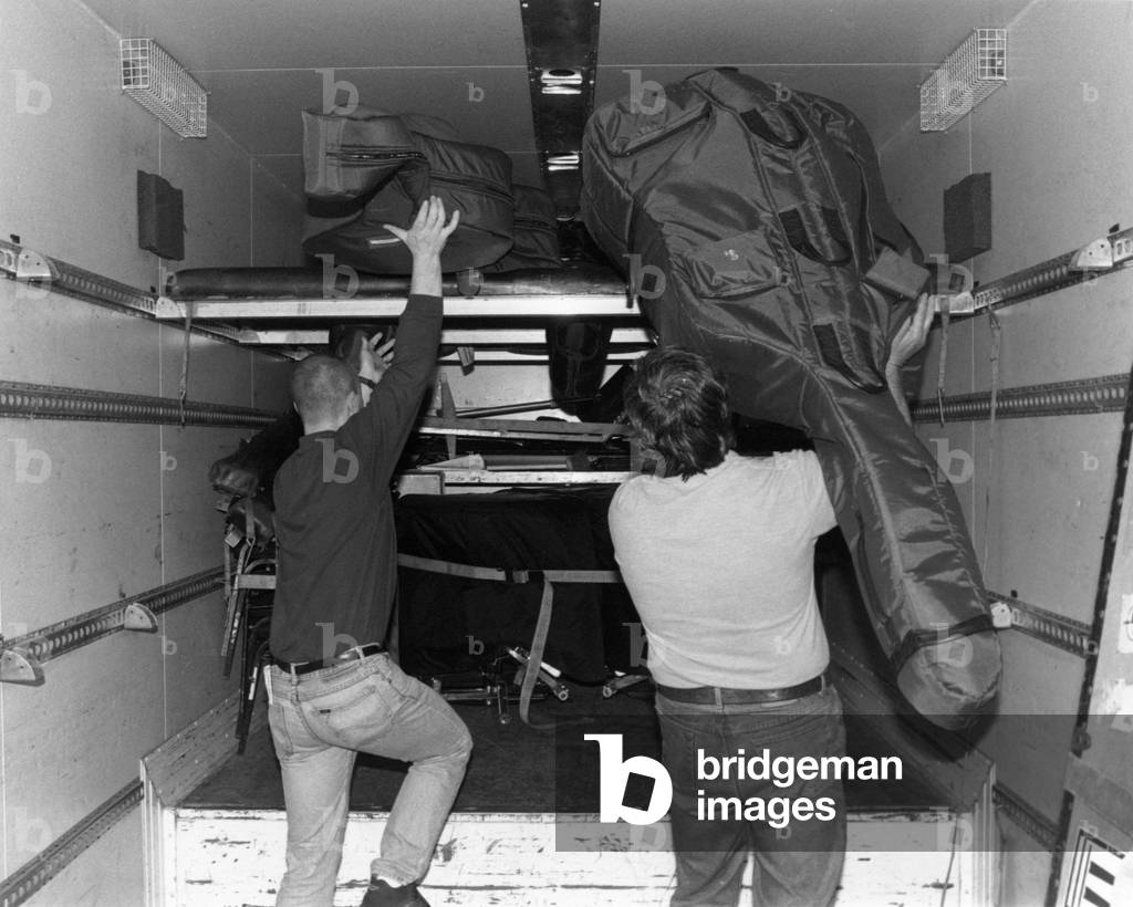 Orchestra -Taking instruments (in