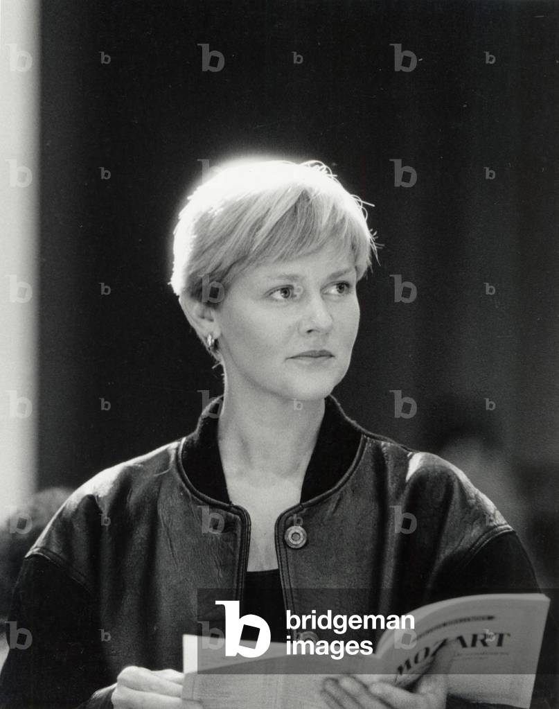 Barbara Bonney holding Wolfgang