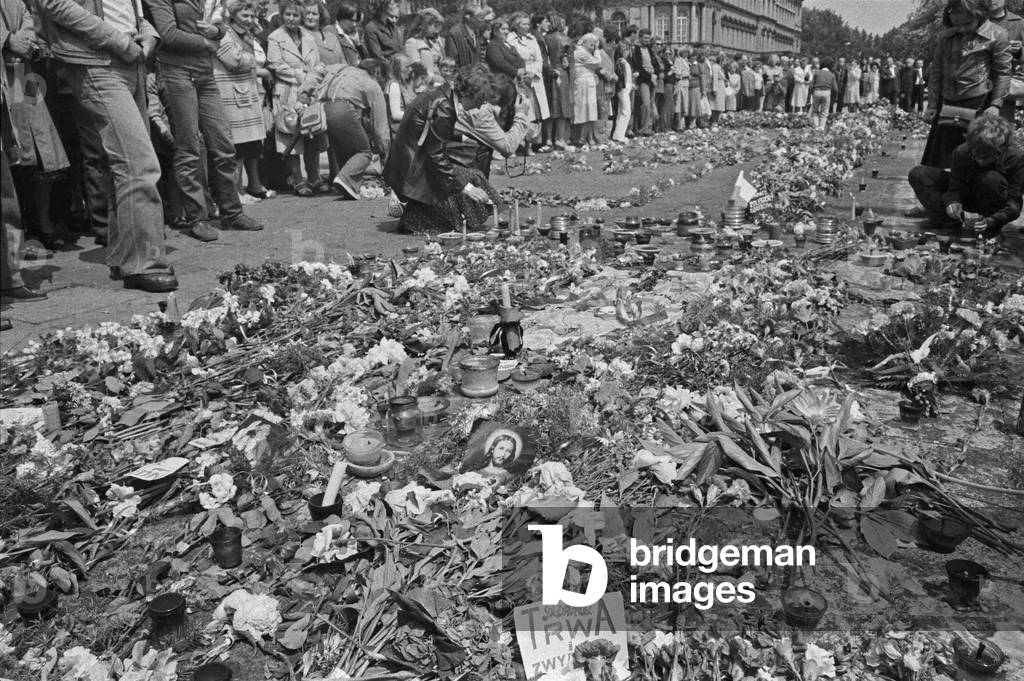 Warsaw 31.08.1981. Martial Law in Poland, First anniversary of Gdansk Agreement reached in August 1980 on Zwyciestwa square, (presently Pilsudski square) which was the place where the first mass with the pope was held in Poland. 