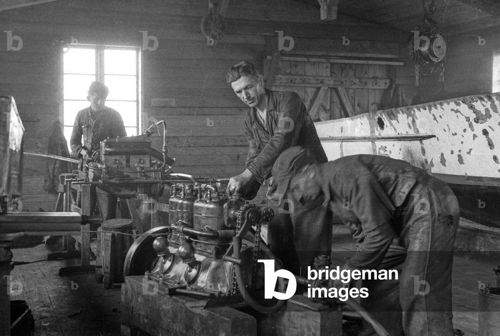1940s, Boat workshop. 