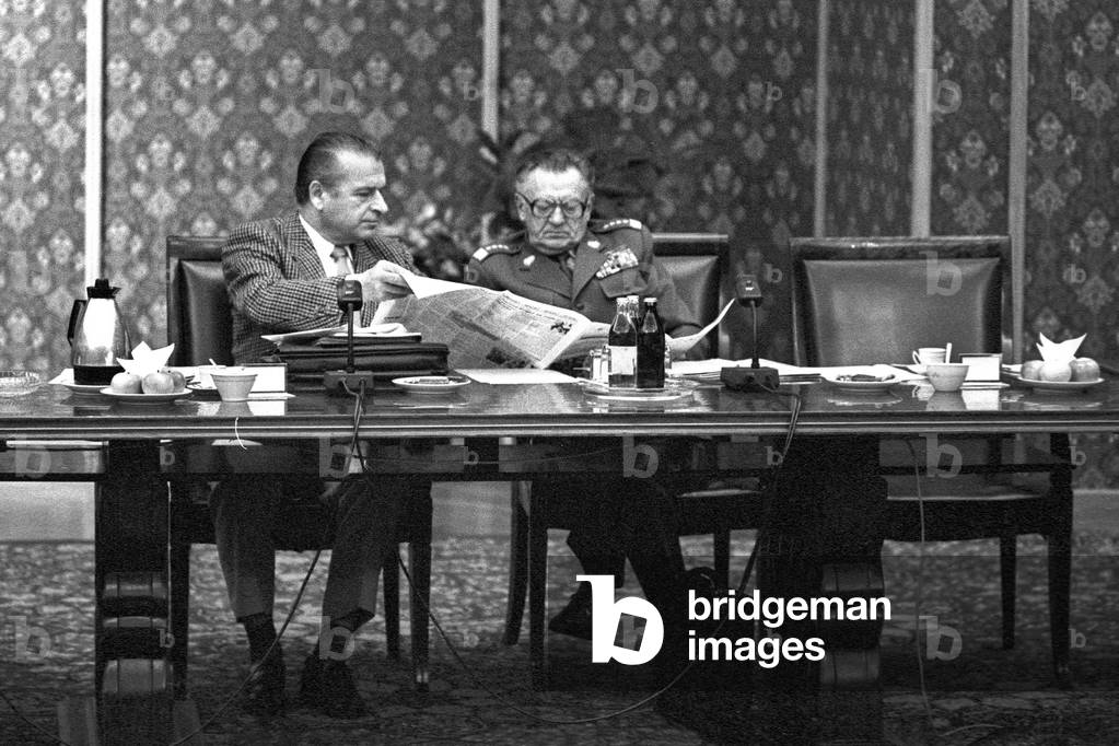 Warsaw, 06.11.1989. Cabinet session, Prime Minister Tadeusz Mazowiecki. From left: Czeslaw Kiszczak, Minister of Internal Affairs (PZPR) and Florian Siwicki, Minister of National Defence (PZPR). 
