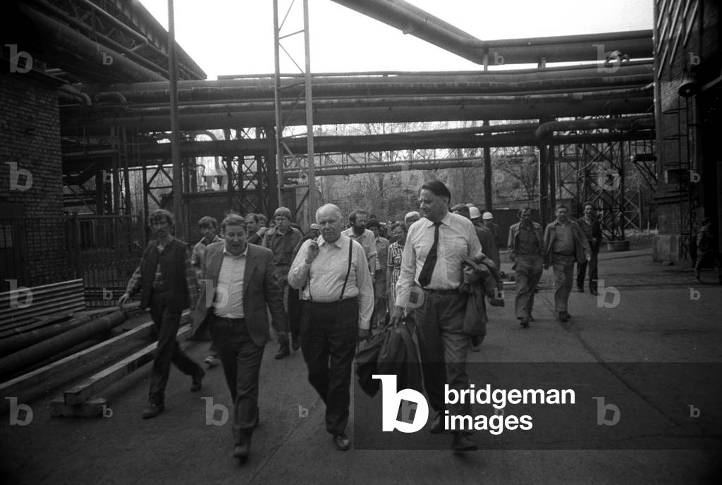 New Huta, 04.05.1988. Strike in Lenin steel plant. Return of delegates from talks with the directors of the steel plant. From right, Jan Olszewski and Andrzej Stelmachowski. 
